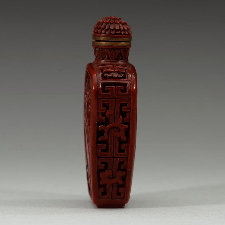 SNUSFLASKA, röd lack. Qingdynastin, med Qianlong fyra karaktärers märke. 1800-tal.