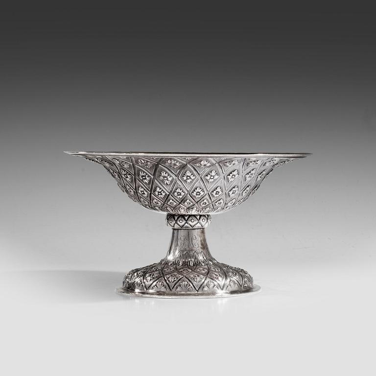 SKÅL PÅ FOT, silver, London ca 1850. Vikt 679 g.