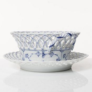 Royal Copenhagen, gallerskål med fat, "Musselmalet", Danmark, 1889-1922.