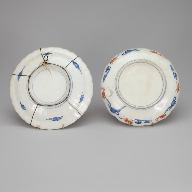 TALLRIKAR, 2 st, porslin, Imari, Japan 1800-tal.