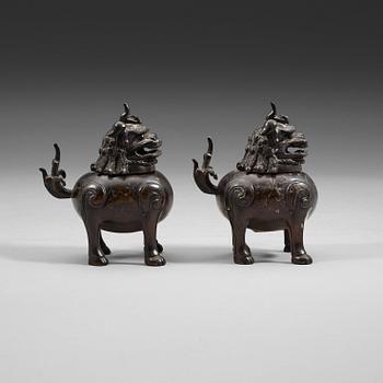 124. A pair of censers in the shape of buddhist lions, Qing dynasty, 19th Century.