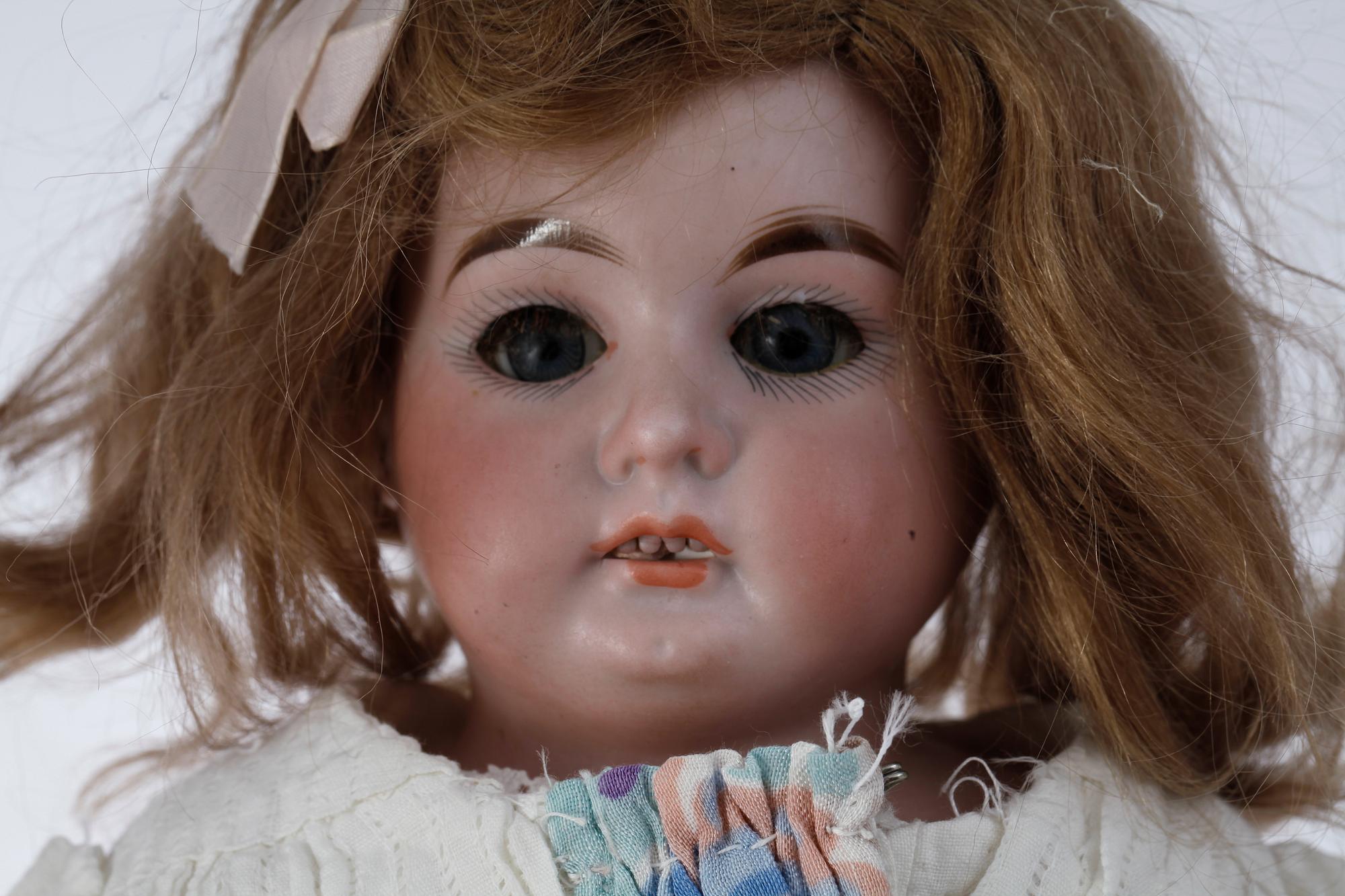 DOCKA, biskviporslin, Armand Marseille modell 3200.