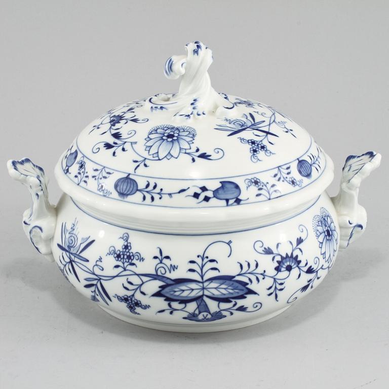TERRIN, porslin, "Lökmönstret", Meissen, 1900-talets första hälft.