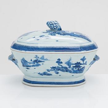 A Chinese blue and white tureen with cover, Qing dynasty, Qianlong (1736-1795).