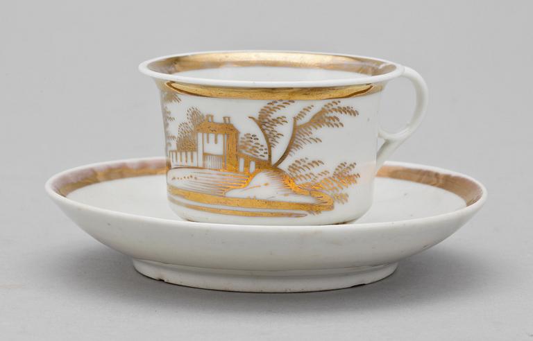 KAFFESERVISDELAR, 9 st samt KANNA, porslin, senempire, troligen Frankrike, 1840-tal.