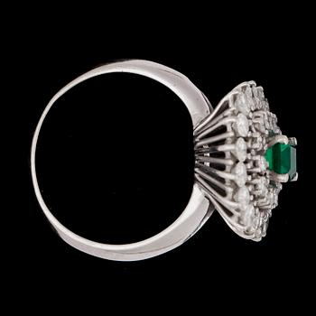 A step cut emerald and brilliant cut diamond ring, tot. 1 ct.