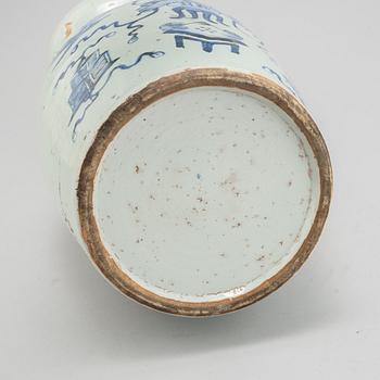 A Chinese porcelain vase, Qing dynasty, 19th century.