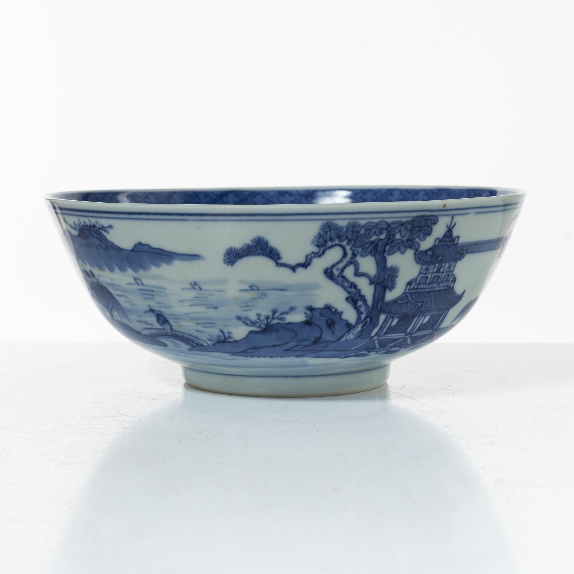 A blue and white export porcelain bowl, China, Qing dynasty early 19th century.