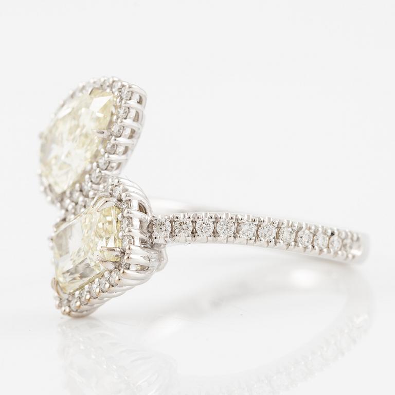 Crossover ring, 18K white gold set with pear-shaped and emerald-cut diamonds. Accompanied by GIA report.