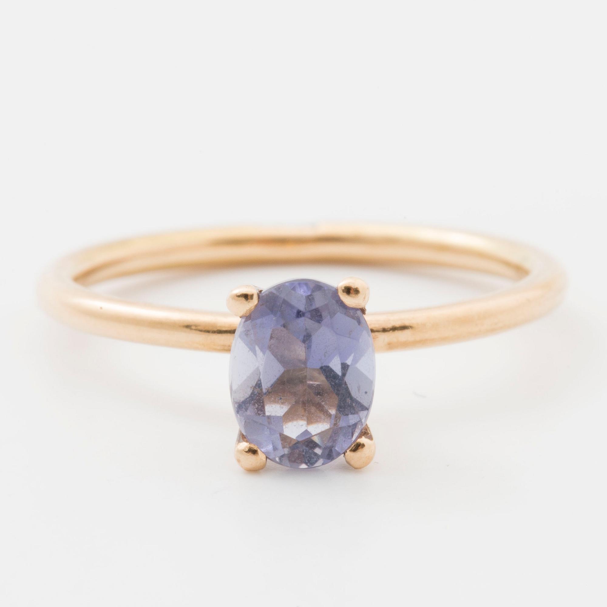 RING, med oval fasettslipad tanzanit.