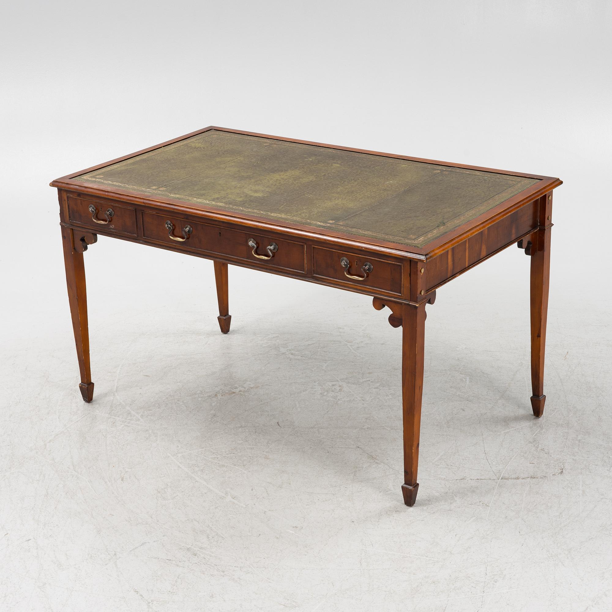 A Georgian style yew writing desk with leather top. - Bukowskis
