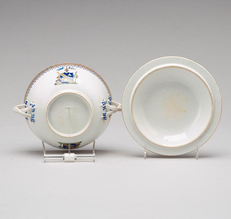 SKÅLFAT samt EQUELLE med LOCK, vapenporslin, Qingdynastin, Jiaqing 1796-1820.