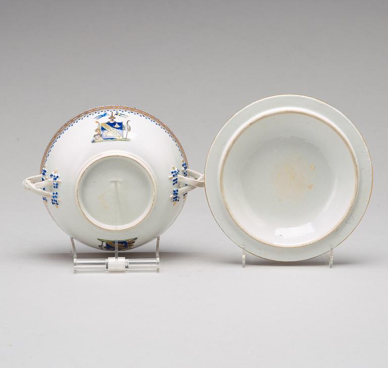 An armorial equelle with cover and a serving dish, Qing dynasty, Jiaqing (1796-1820).