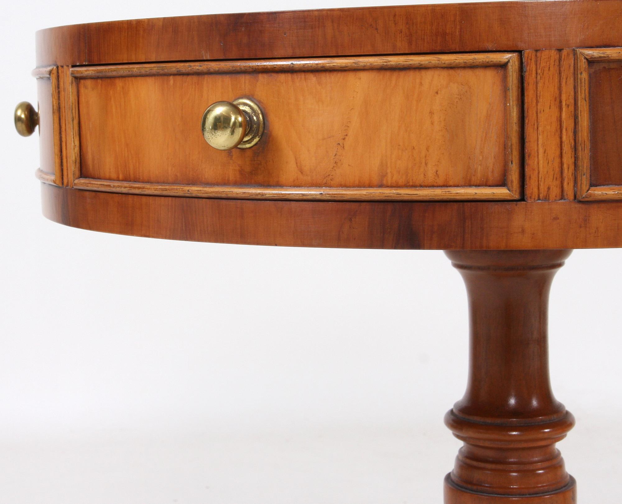 DRUMTABLES, ett par, engelsk stil, 1900-talets andra hälft.