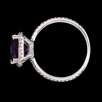 RING, 14K vitguld, ametist samt diamanter tot ca 0.50 ct.