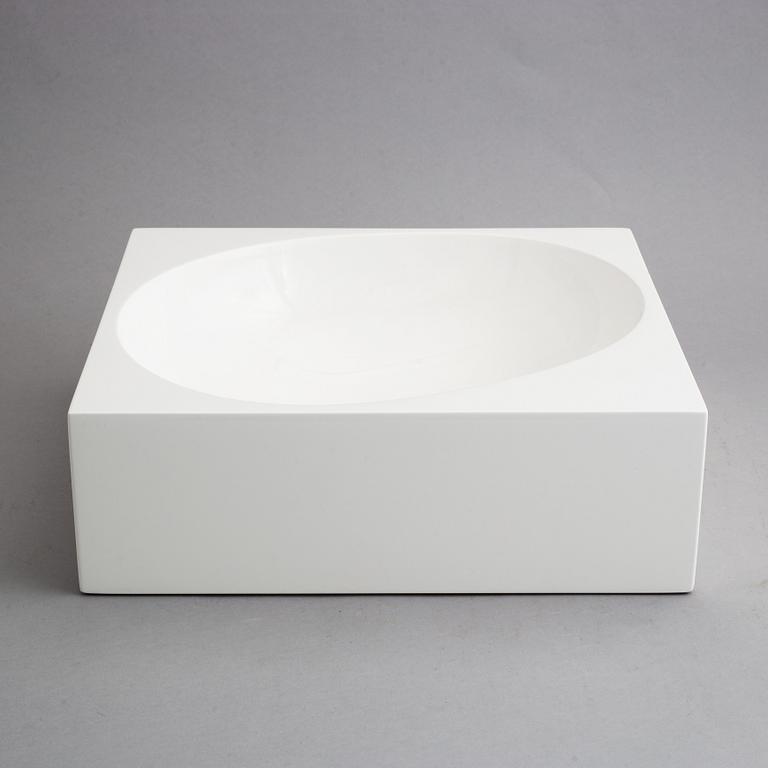 Naoto Fukasawa, a contemporary serving bowl "Outside" for B&B Italia.
