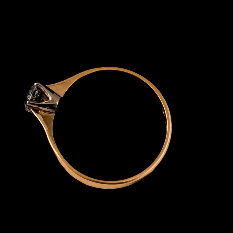 RING, 20k guld med fasettslipad vit sten, stämplad CFJ, Uddevalla, 1881. Vikt 5 g.