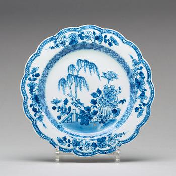 A set of 20 blue and white export porcelain dishes, Qing dynasty, Qianlong (1736-1795).