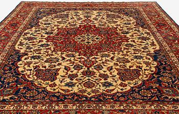 A carpet, semi-antique, Esfahan, ca 410 x 302 cm.