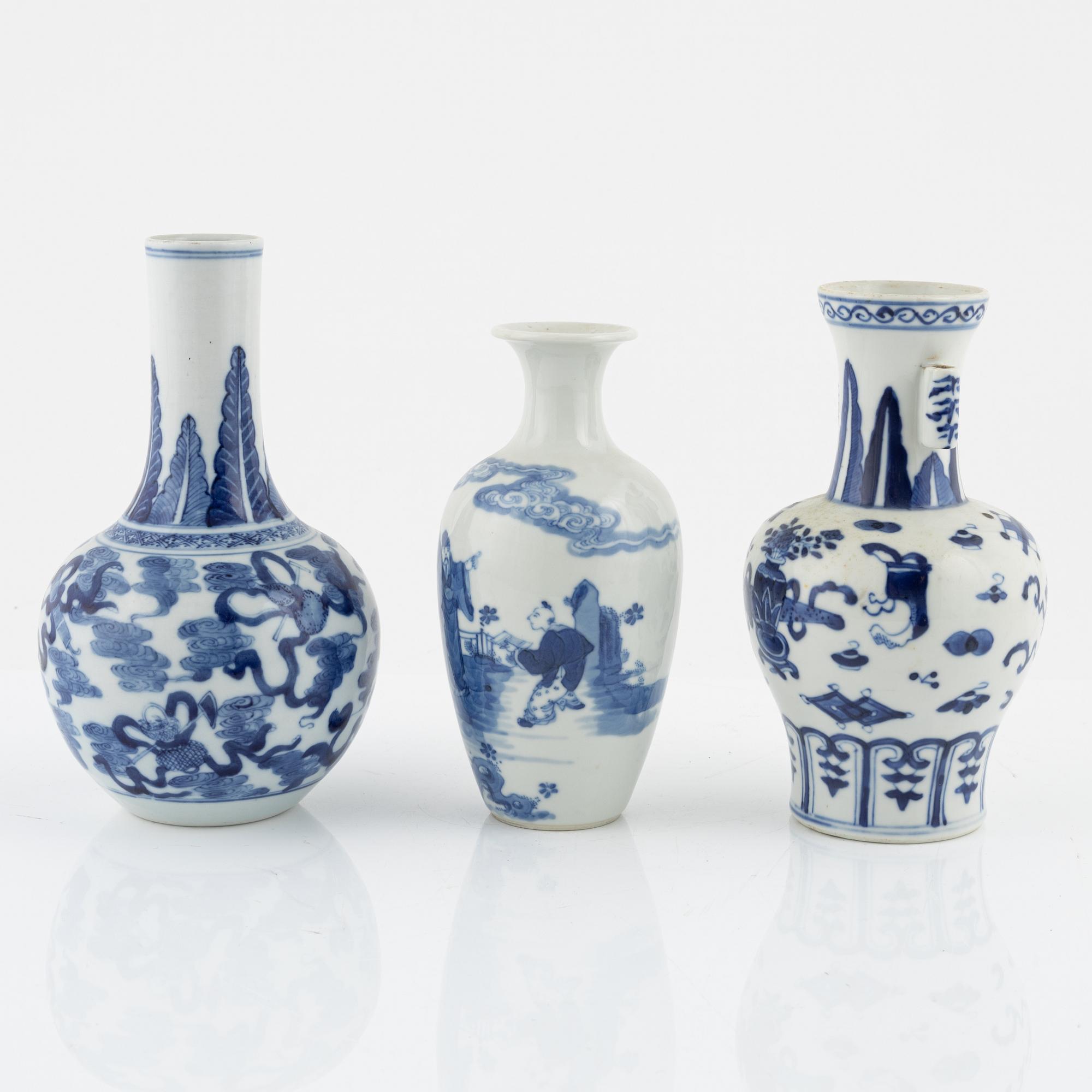 A set of three blue and white vases, late Qing dynasty, circa 1900.