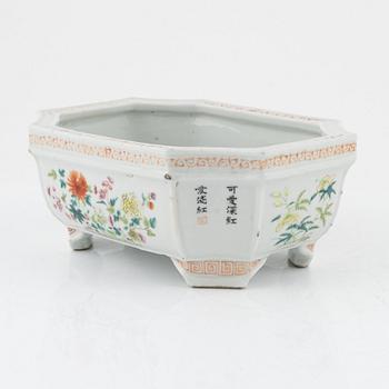 An enamelled Chinese jarndiniere / flowerpot, late Qing dynasty, 19th century.