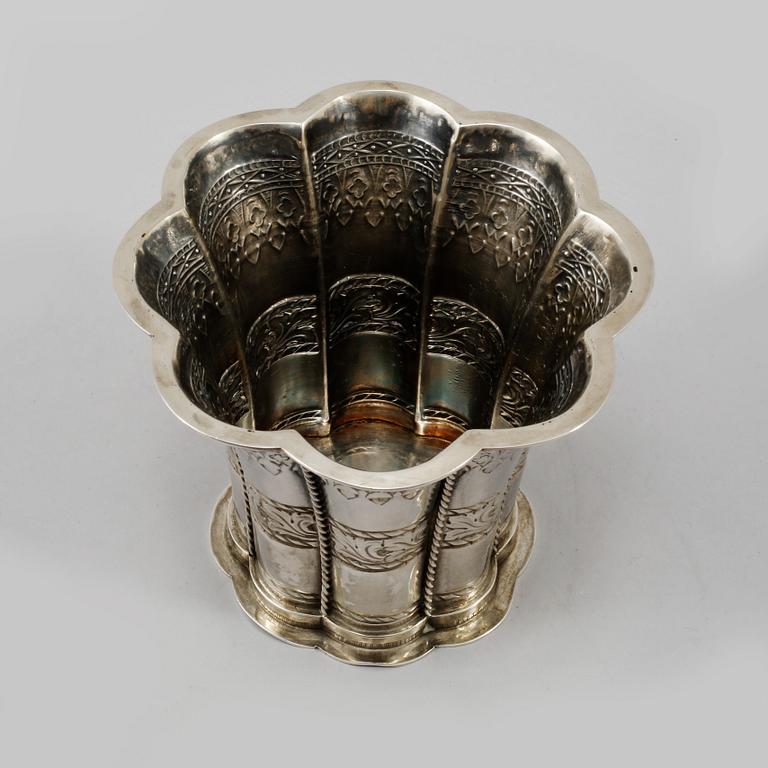 MARGARETEBÄGARE, silver, importstämplat, omkring 1900-talets mitt. Vikt 220 gram.