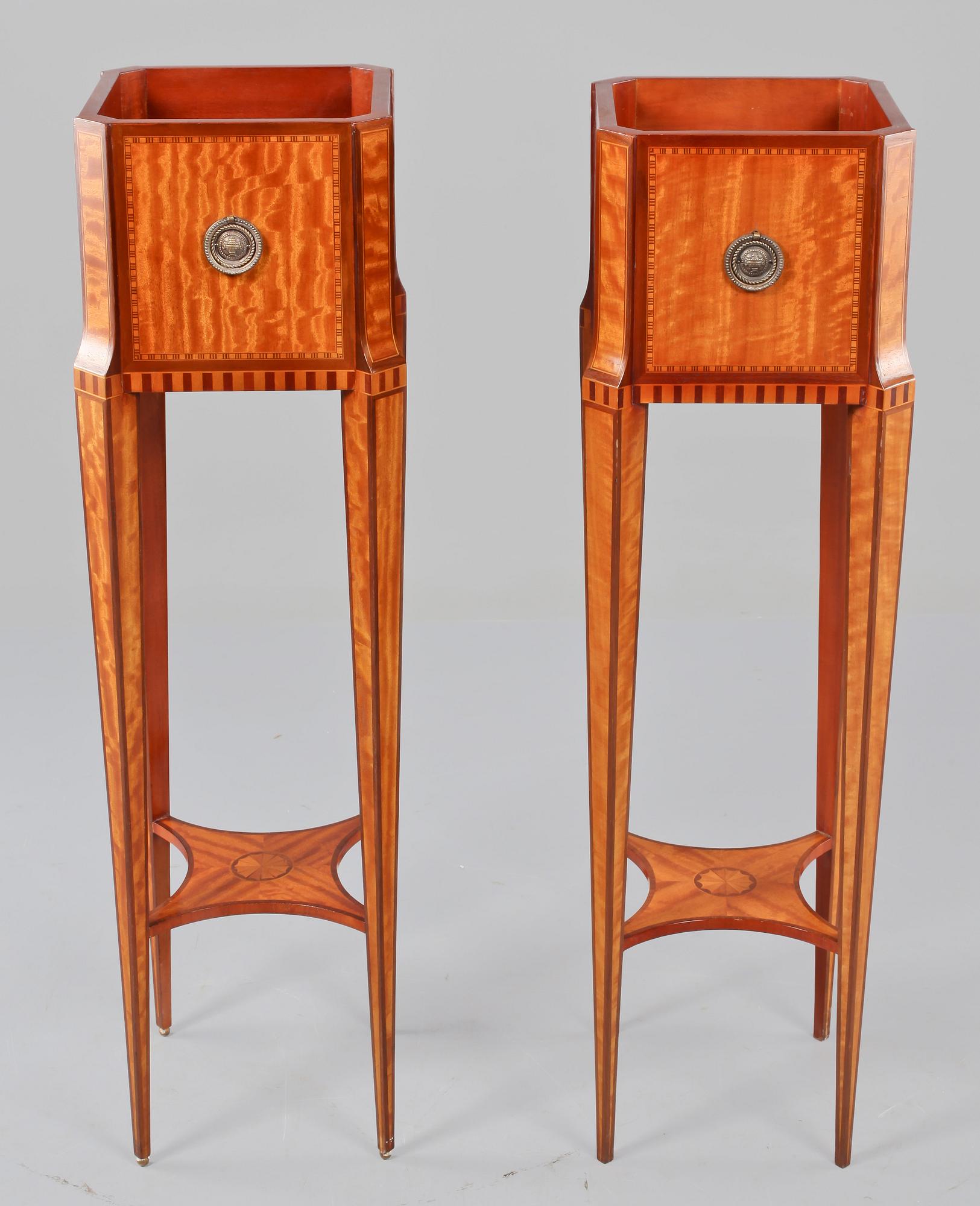 PIEDESTALER, ett par, gustaviansk stil, sent 1900-tal.