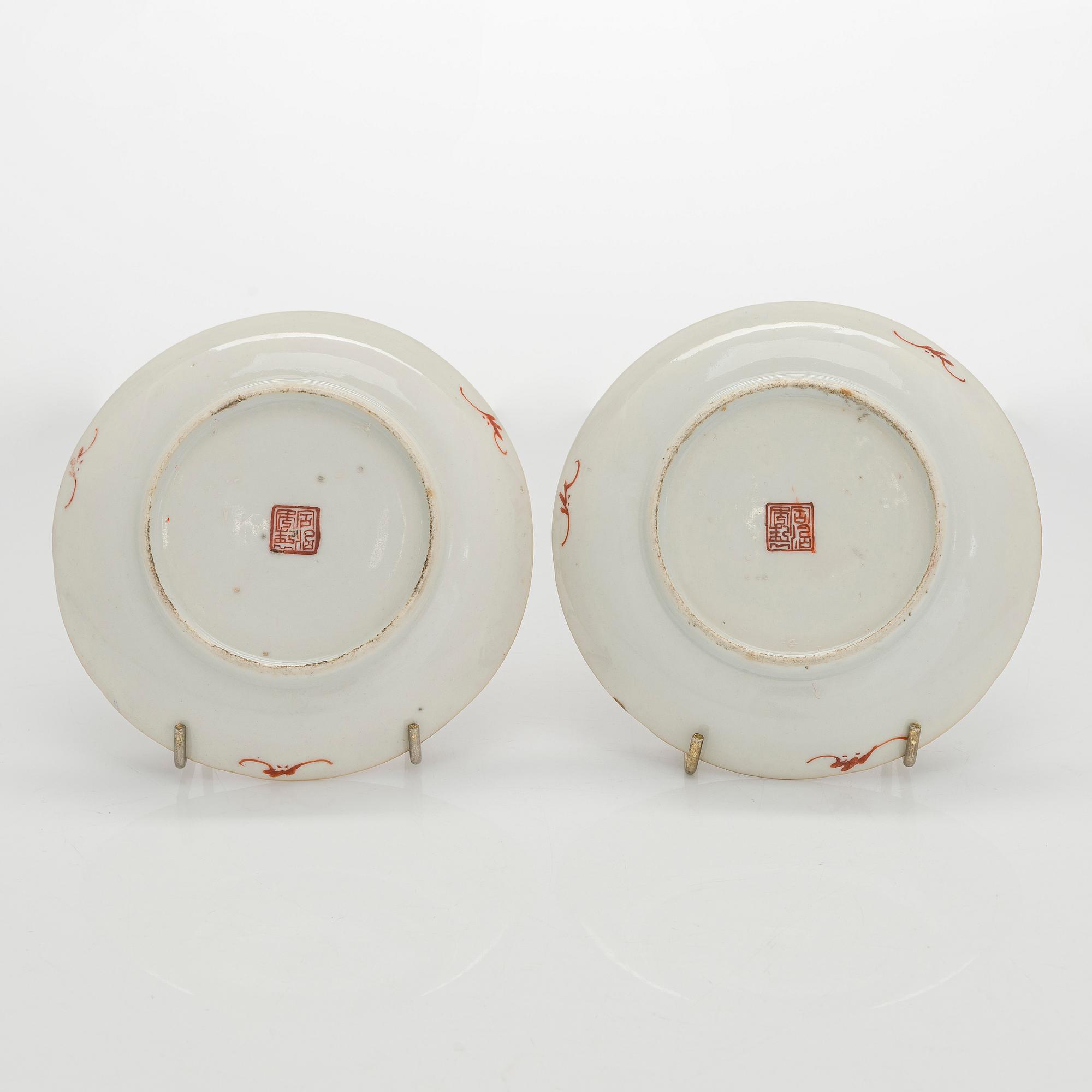 Tallrikar, 2 + 2 st, porslin, Kina, Qingdynastin, 1900-tal.