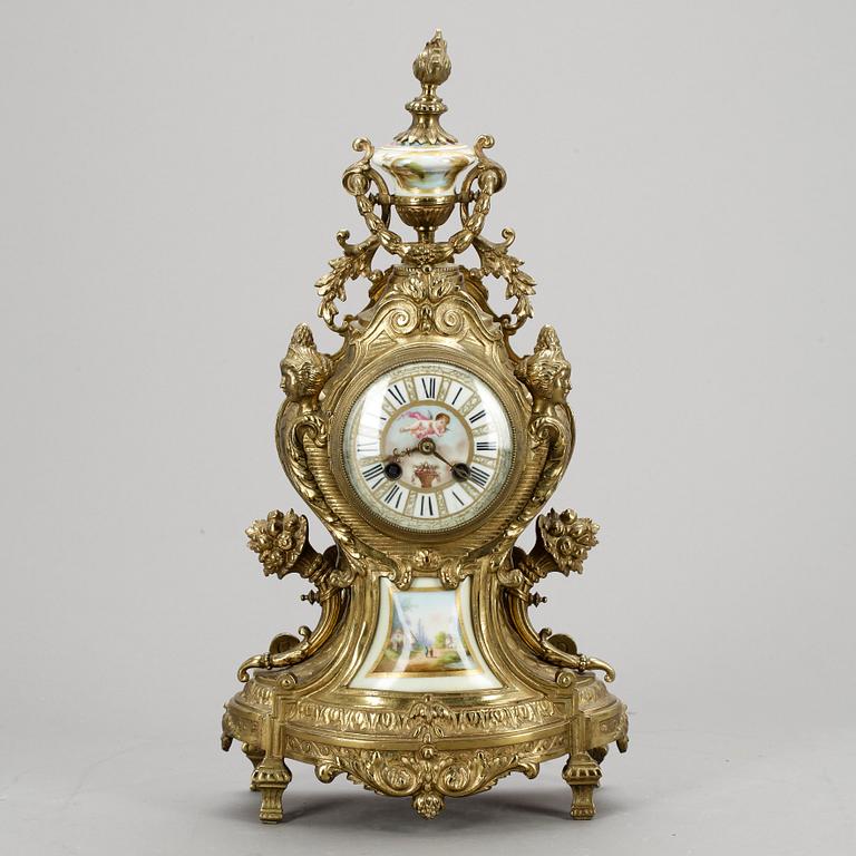 GARNITYR MED BORDSPENDYL OCH ett par KANDELABRAR, mässing, porslin, Louis XVI-stil, sannolikt omkring sekelskiftet 1900.