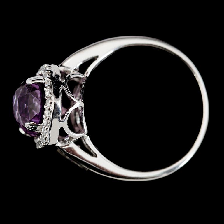 RING, 14K vitguld, ametist och diamanter.