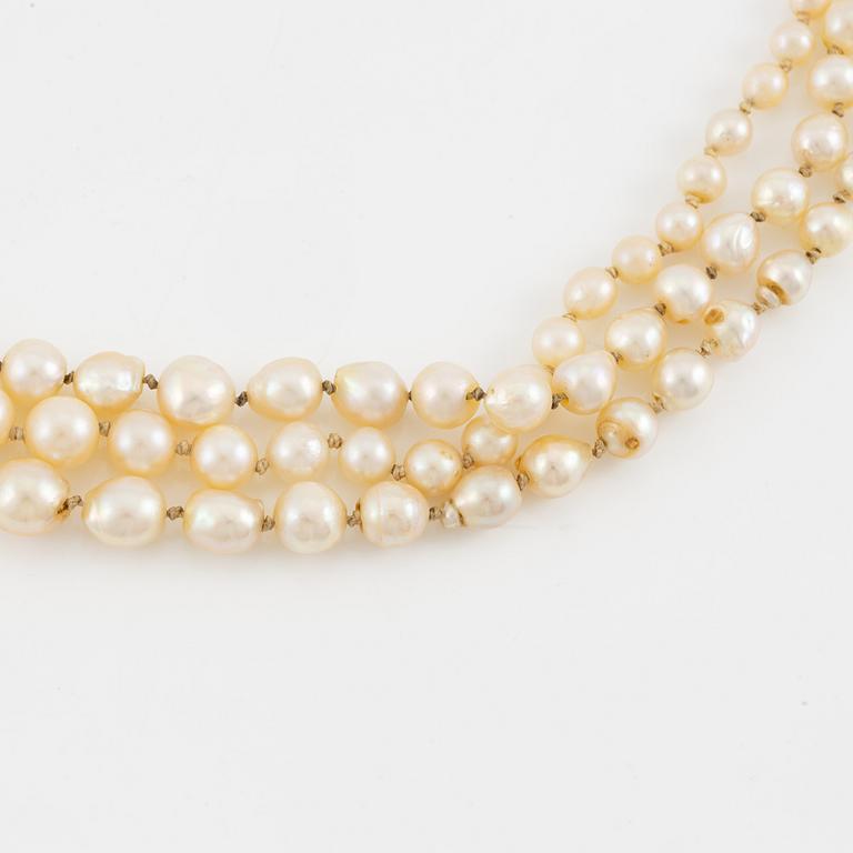 Pearl necklace, three strands with a clasp in white metal with a green stone.