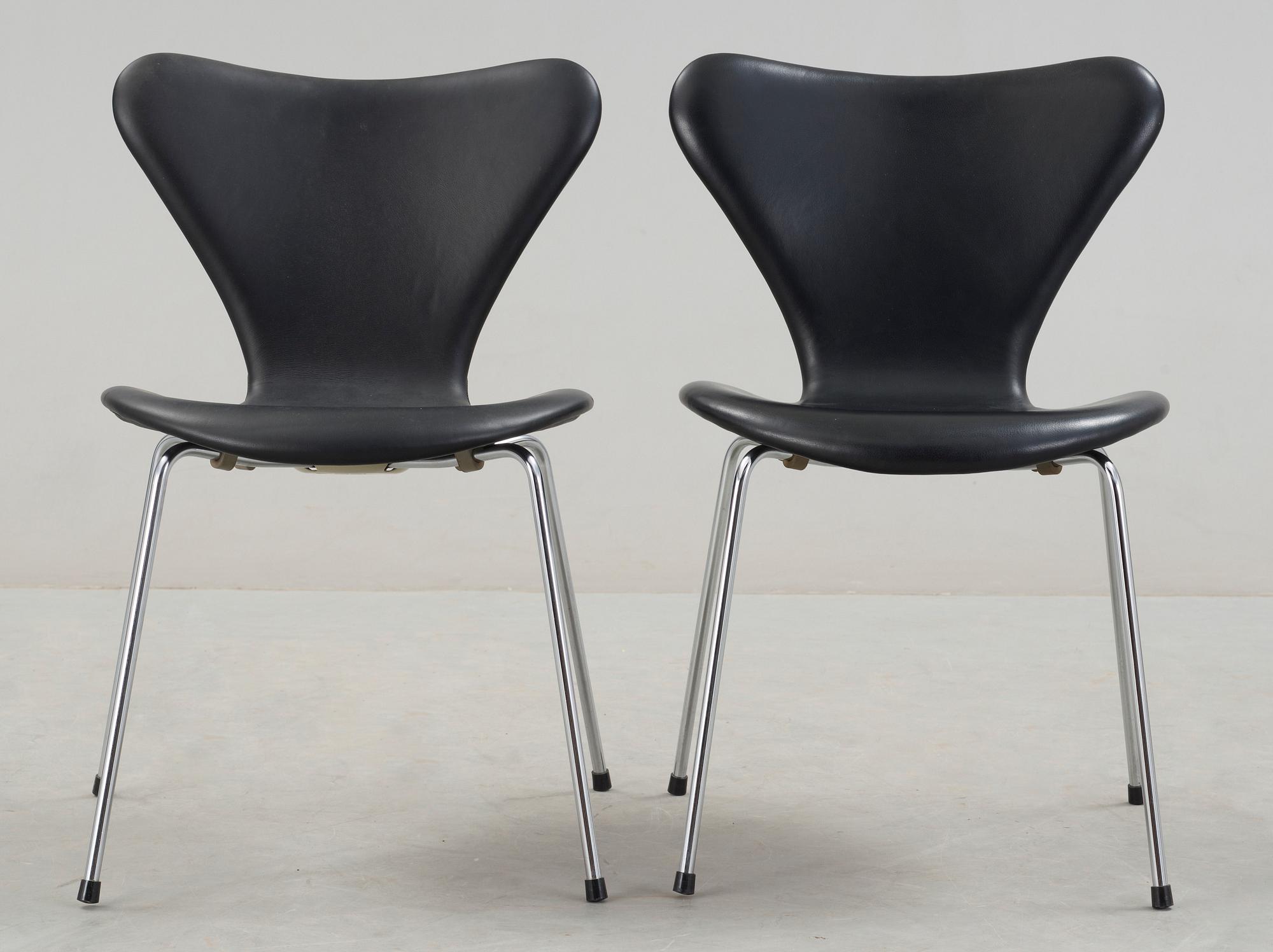 STOLAR, ett par, "Sjuan", Arne Jacobsen, Fritz Hansen, formgiven 1955.