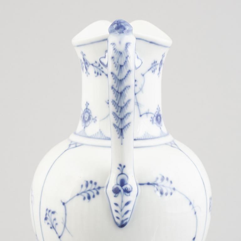 A 'Blue Fluted Half Lace' / 'Musselmalet' porcelain chocolate pot, Royal Copenhagen, model 482, post 1923.