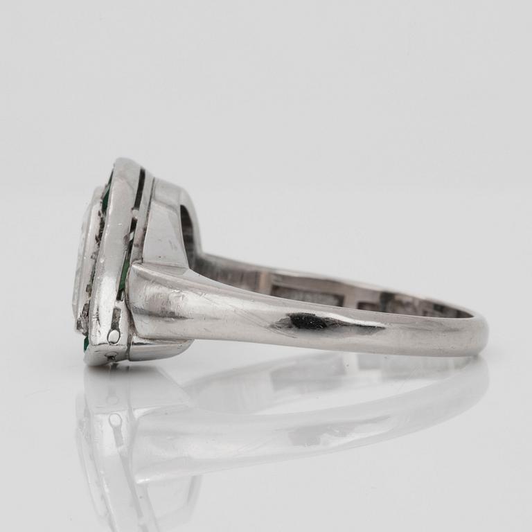 RING med gammal droppslipad diamant ca 3.00 ct samt en krans av carréslipade smaragder.