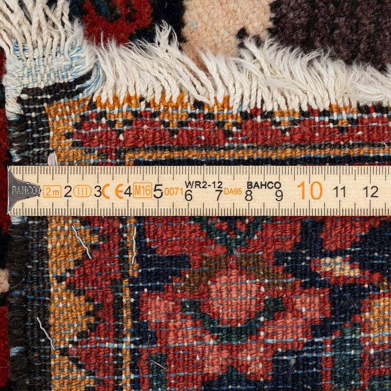 Carpet, semi-antique Chahamahal  Bakhtiari, approx. 220 x 155 cm.