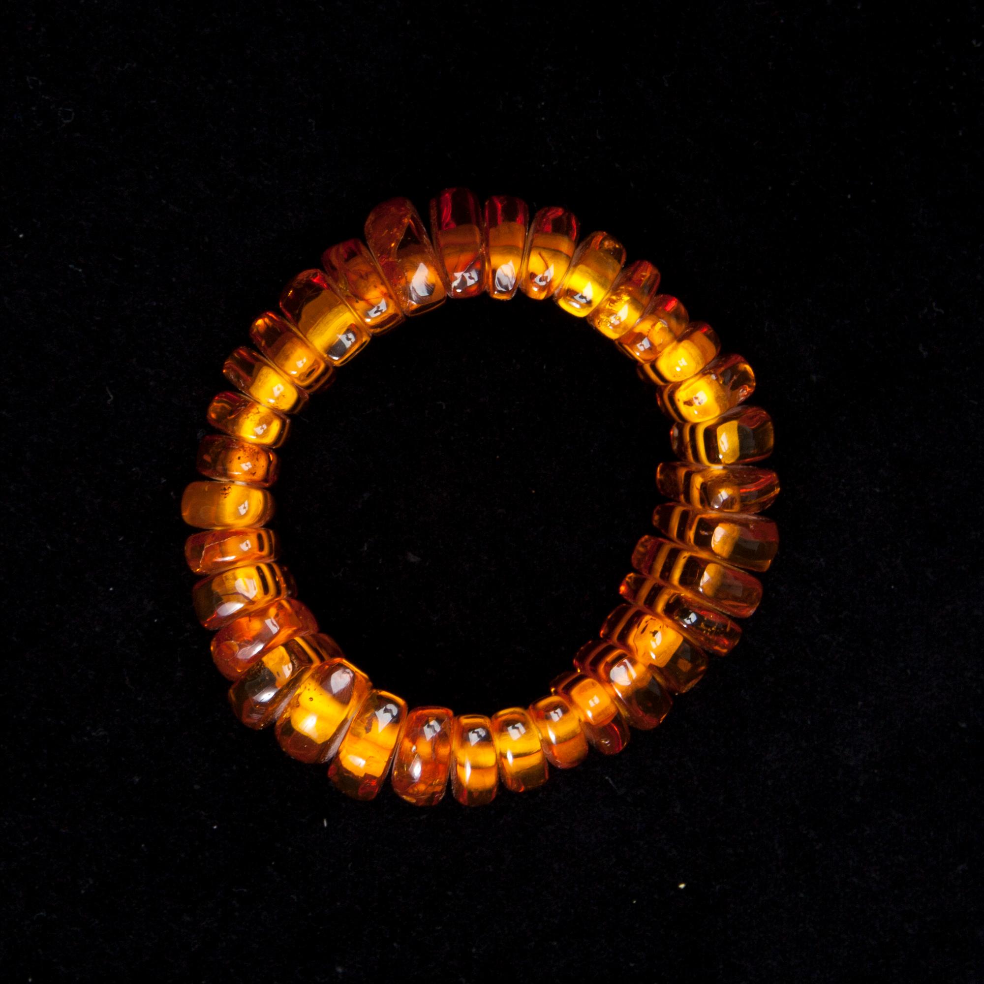HALSBAND, 2 st, och ARMBAND, bärnsten, 1900-tal.