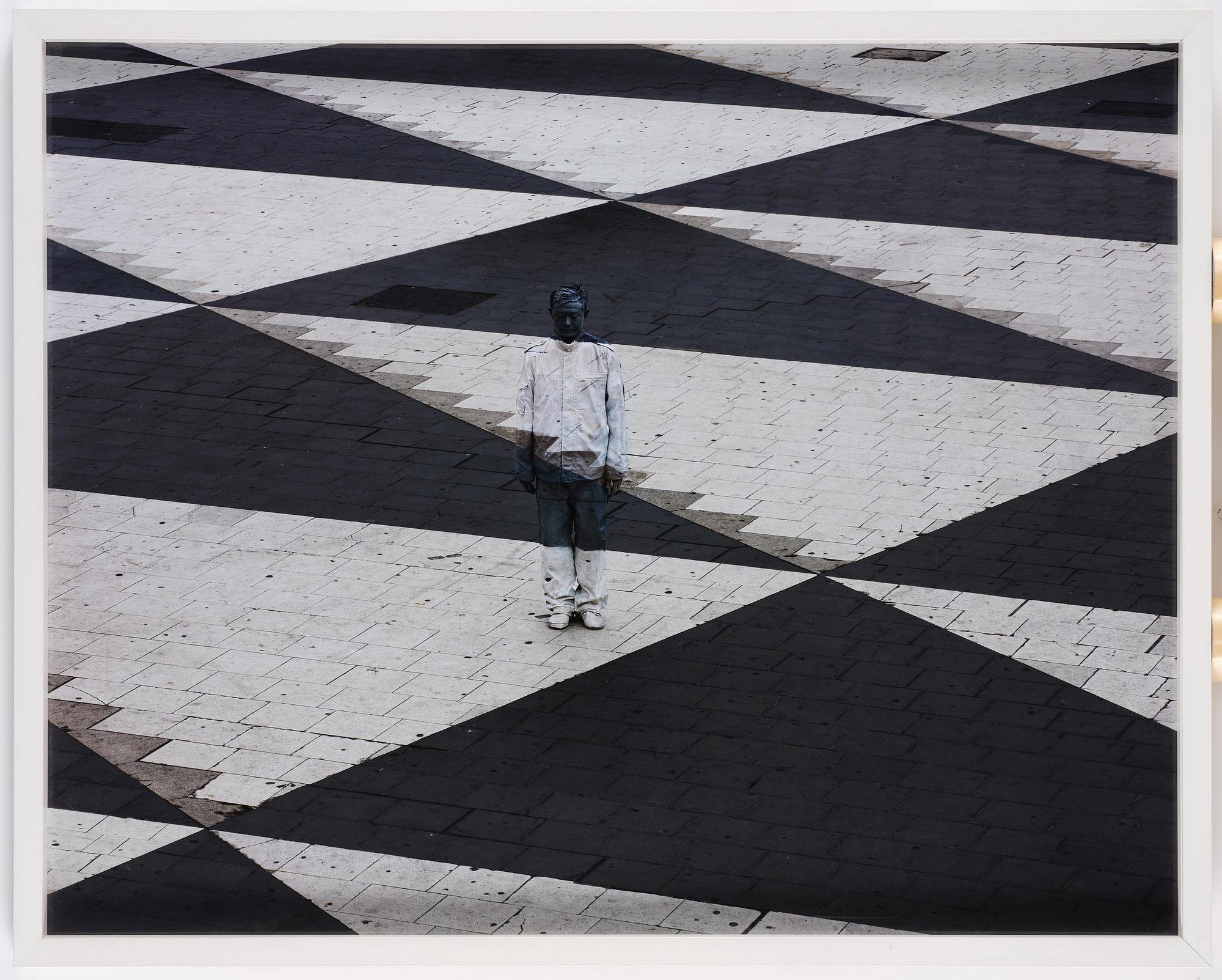 Liu Bolin, "No 1 Square", 2011.