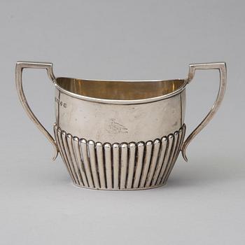 BRICKA samt SOCKERSKÅL och GRÄDDKANNA, silver, Julius Herz samt engelska stämplar. Tot vikt 644,6 g.