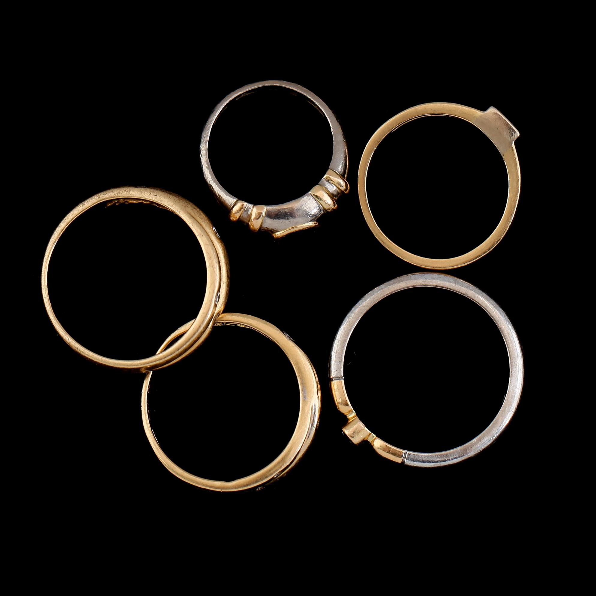 RINGAR, 5 st, 18K guld och vitguld, bla med diamanter. Total vikt ca 19 g.