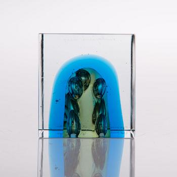 OIVA TOIKKA, AN ANNUAL GLASS CUBE. signed Oiva Toikka Nuutajärvi 2007, numbered 558/2000.