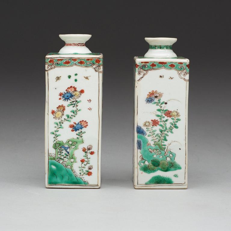 Two famille verte bottles, Qing dynasty, Kangxi (1662-1722).