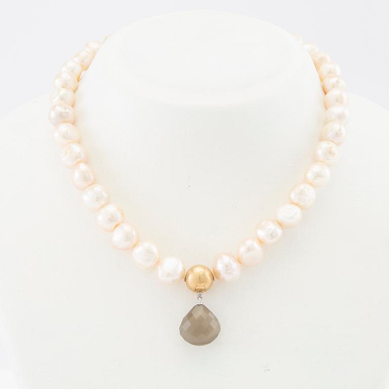 Ole Lynggaard, Necklace of cultured freshwater pearls, clasp 18K gold with a key function and pendants of rose quartz and smoky quartz.