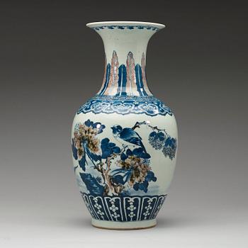 A blue and red vase, late Qing dynasty, 19th century.