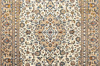 A Kashan carpet, a. 340 x 242 cm.