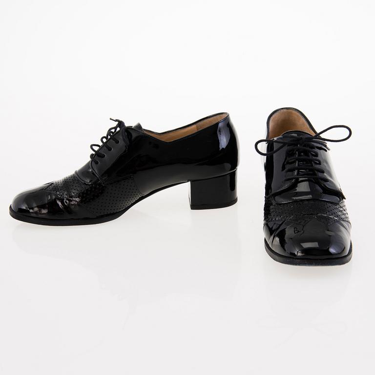 CHANEL Black Patent Leather Brogue Lace-up shoes in size 39.