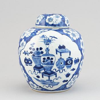 A blue and white jar with cover, Qing dynasty late 19th/early 20th century.