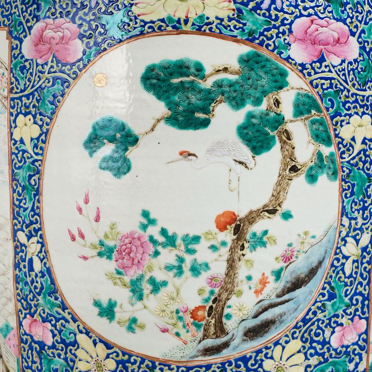 Praktvas, porslin. Qingdynastin, 1800-tal.