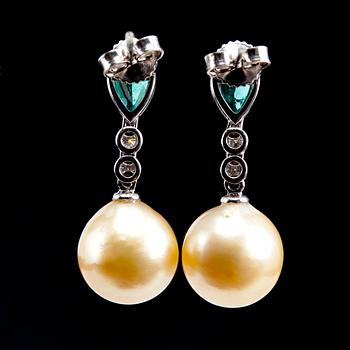 KORVAKORUT, keltaisia Etelänmerenhelmiä Ø 10 mm, pisarahiottuja kolumbialaisia smaragdeja 0.75 ct.