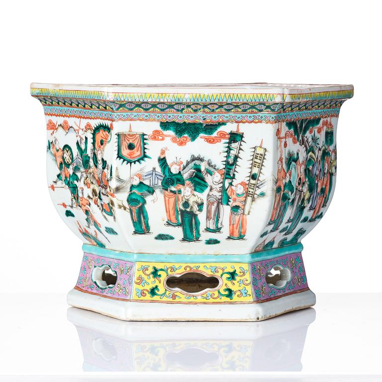 A large jardiniere, late Qing dynasty.
