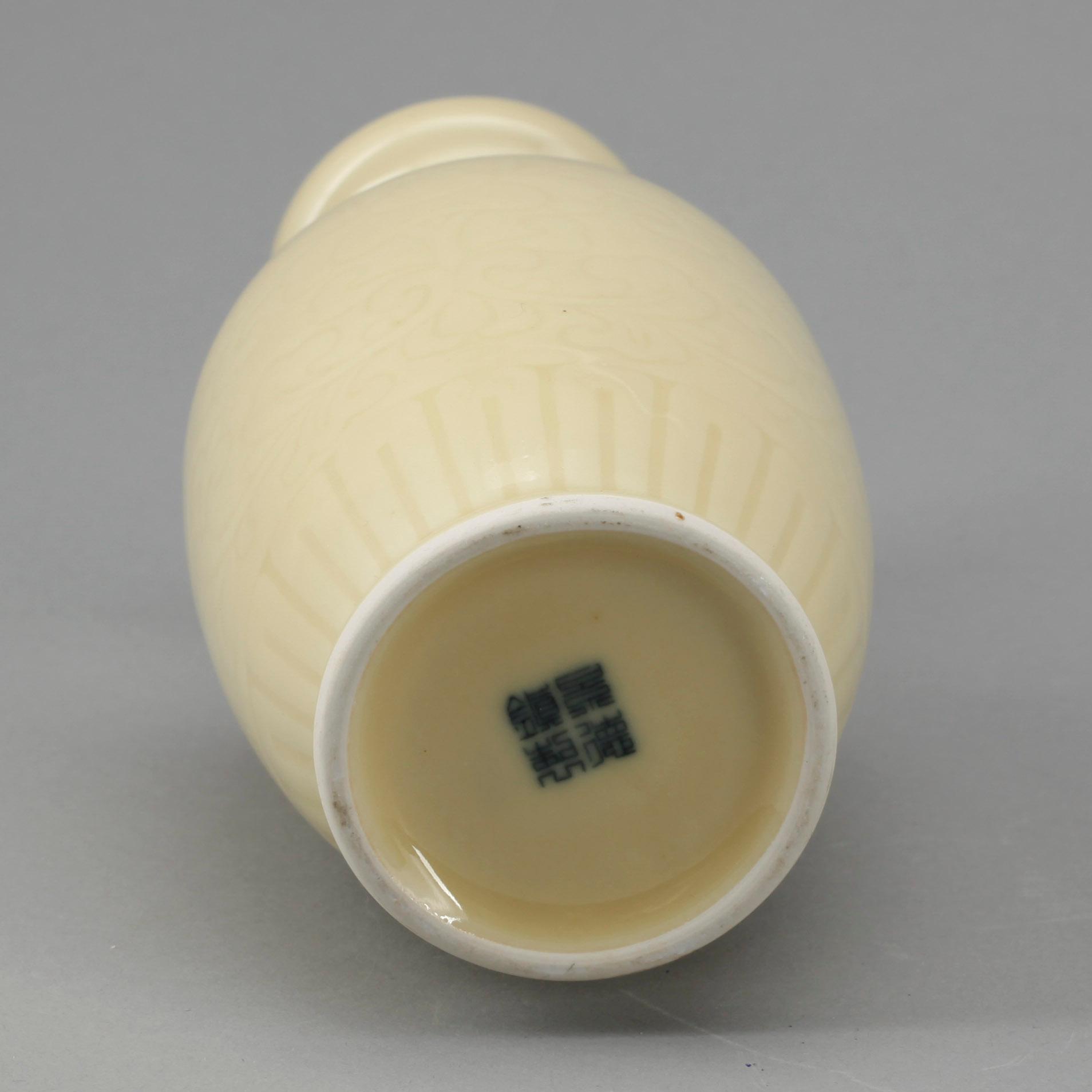 VAS, porslin, Kina. Modern tillverkning.